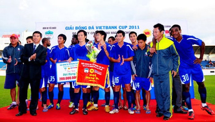 Cũng trong ngày hôm nay, có thông tin Ban Kỷ luật Liên đoàn Bóng đá Việt Nam ra Quyết định kỷ luật đối với CLB trẻ bóng đá Hà Nội (một trong hai đội bóng của bầu Kiên). Theo đó, đội tuyển này bị cảnh cáo và phải nhận tổng mức phạt tiền là 11 triệu đồng.